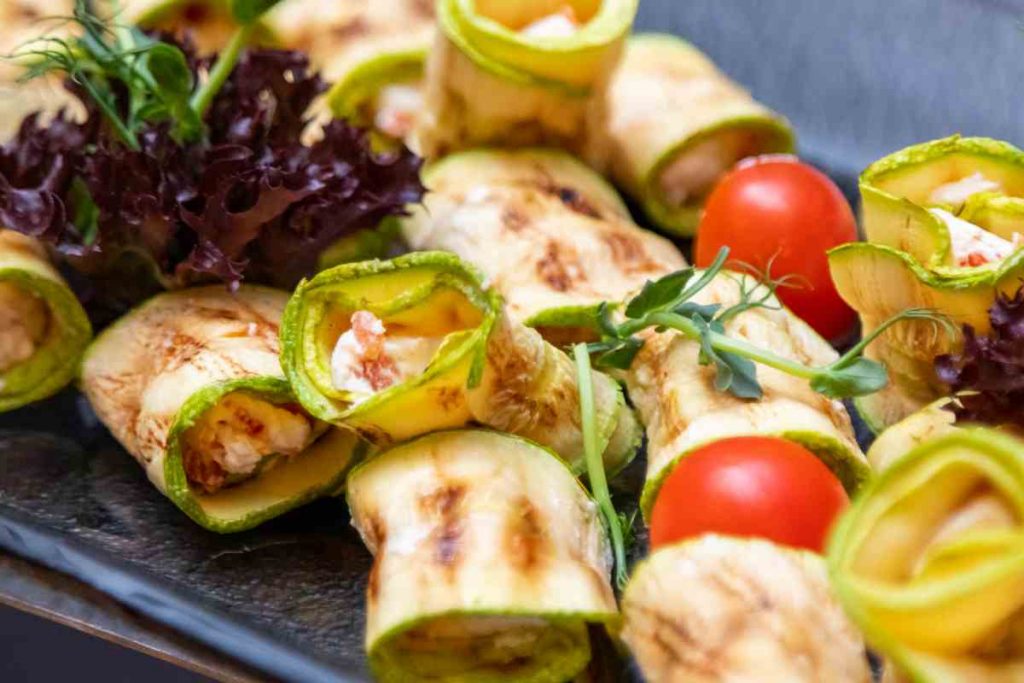 Involtini di zucchine grigliate in un vassoio
