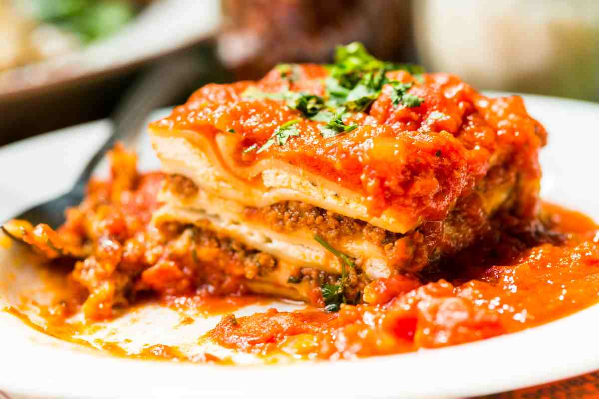 Porzione di lasagna al ragù di seitan in un piatto