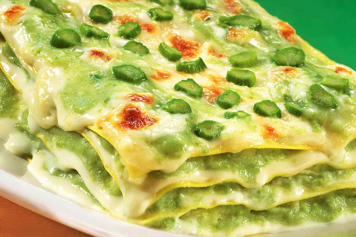 Porzione di lasagne agli asparagi