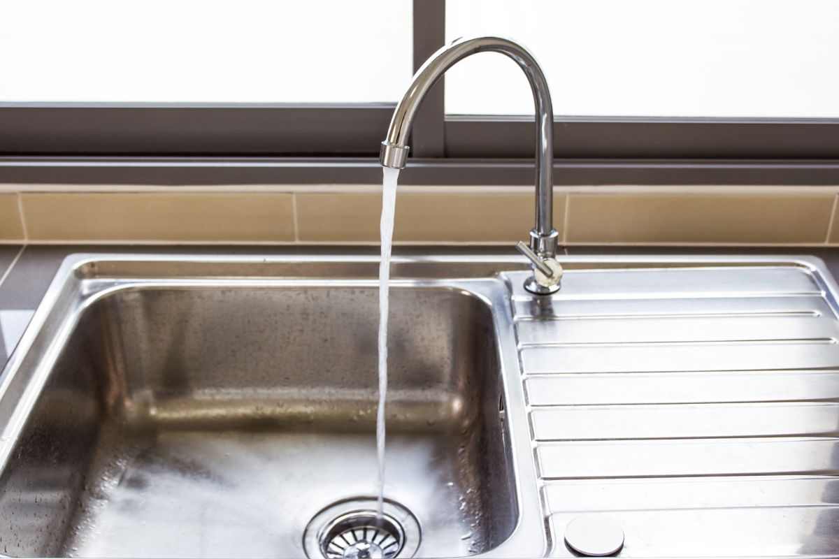 Lavello e acqua che scorre