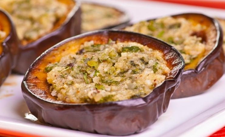 Melanzane 'mbuttunate su un piatto