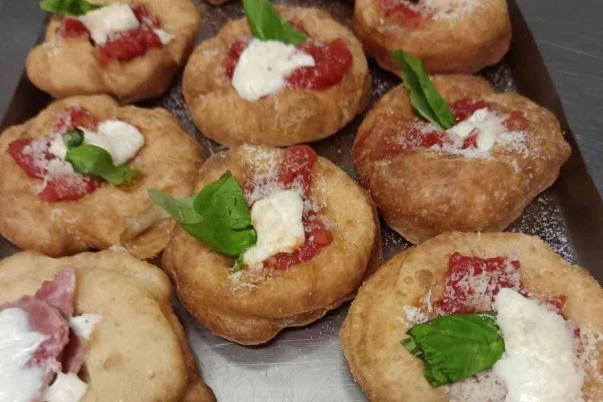 Montanare burrata e pomodoro in un vassoio guarnite con foglie di basilico