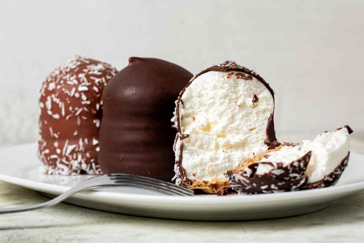 Moretti ricoperti al cioccolato in un piatto