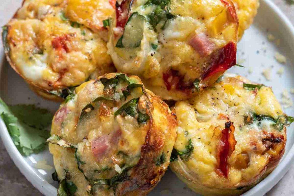 Muffin al prosciutto e verdure di stagione visti dall'alto in un piatto