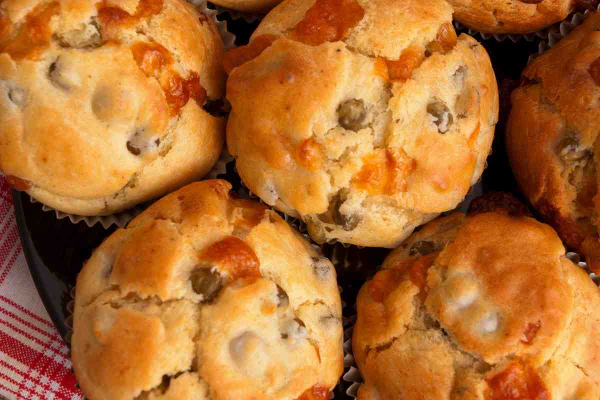 Muffin salati pomodoro e scamorza visti dall'alto