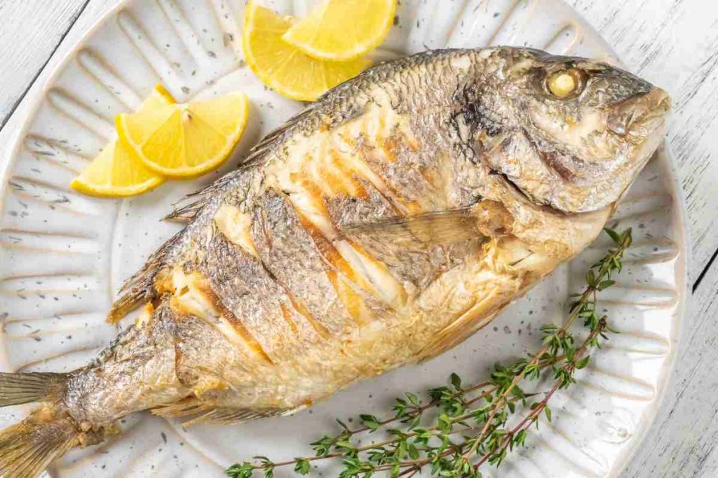 orata al limone in un piatto