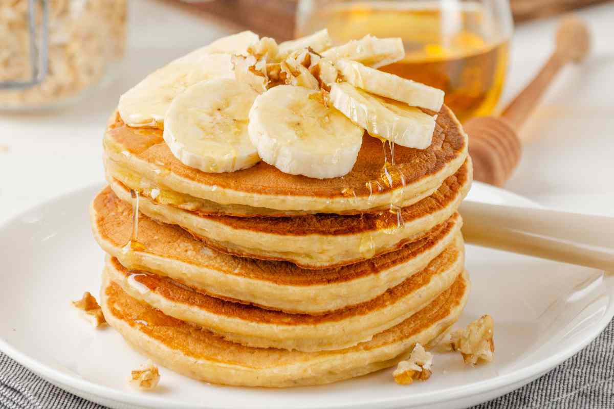 Pila di pancake di banane senza zucchero in un piatto