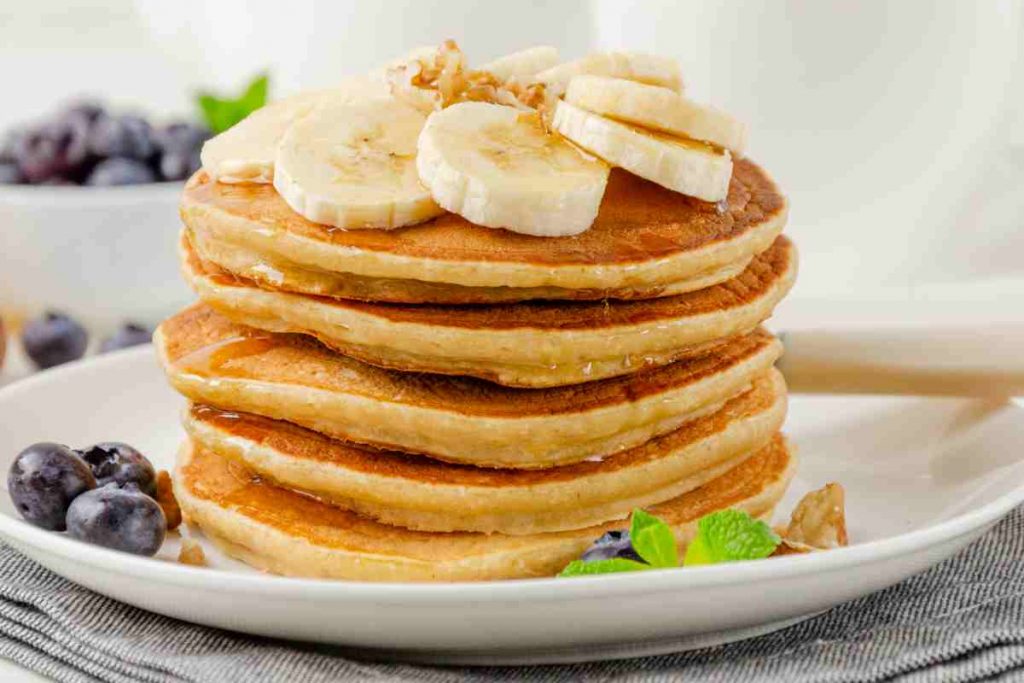 Pancake di banane senza zucchero e farina messi uno sull'altro in un piatto