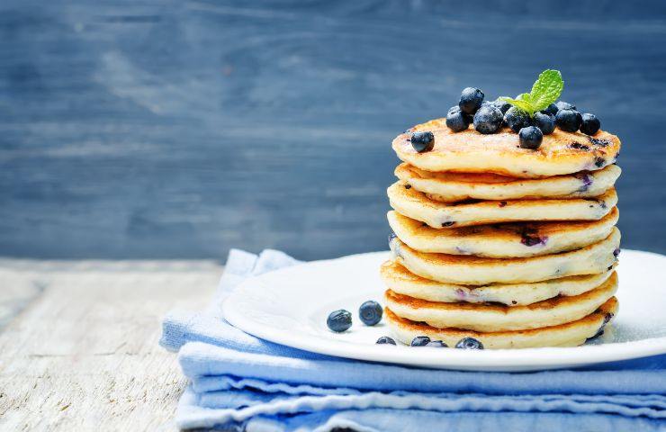 Pancake su un piatto e frutta