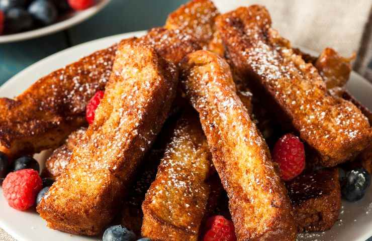 Pane fritto e frutti di bosco 
