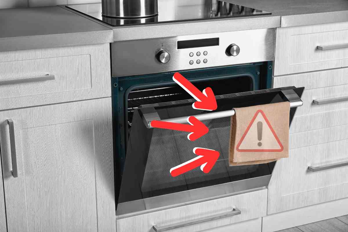 Sportello del forno con panno da cucina appeso