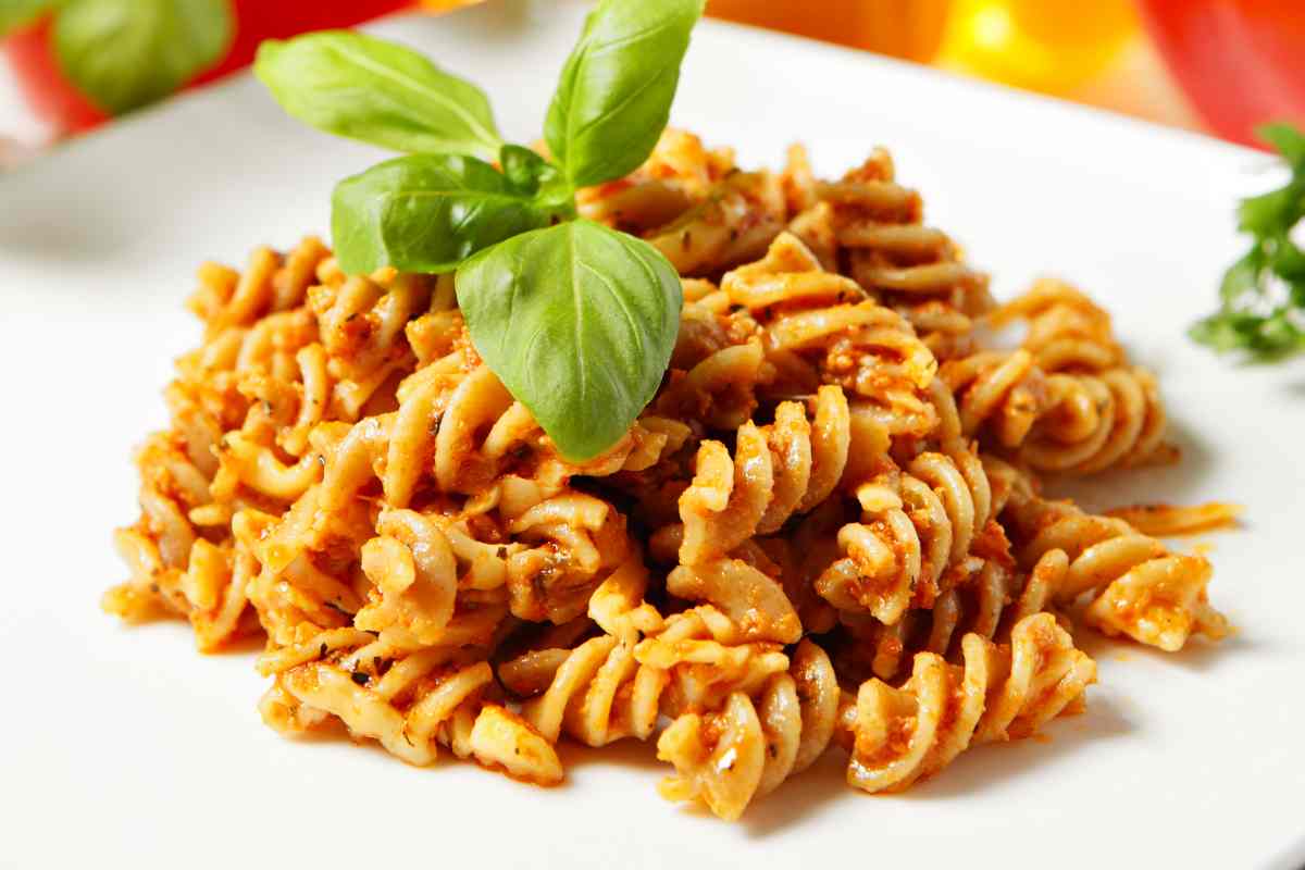 Pasta tipo fusilli al pesto di peperoni in un piatto