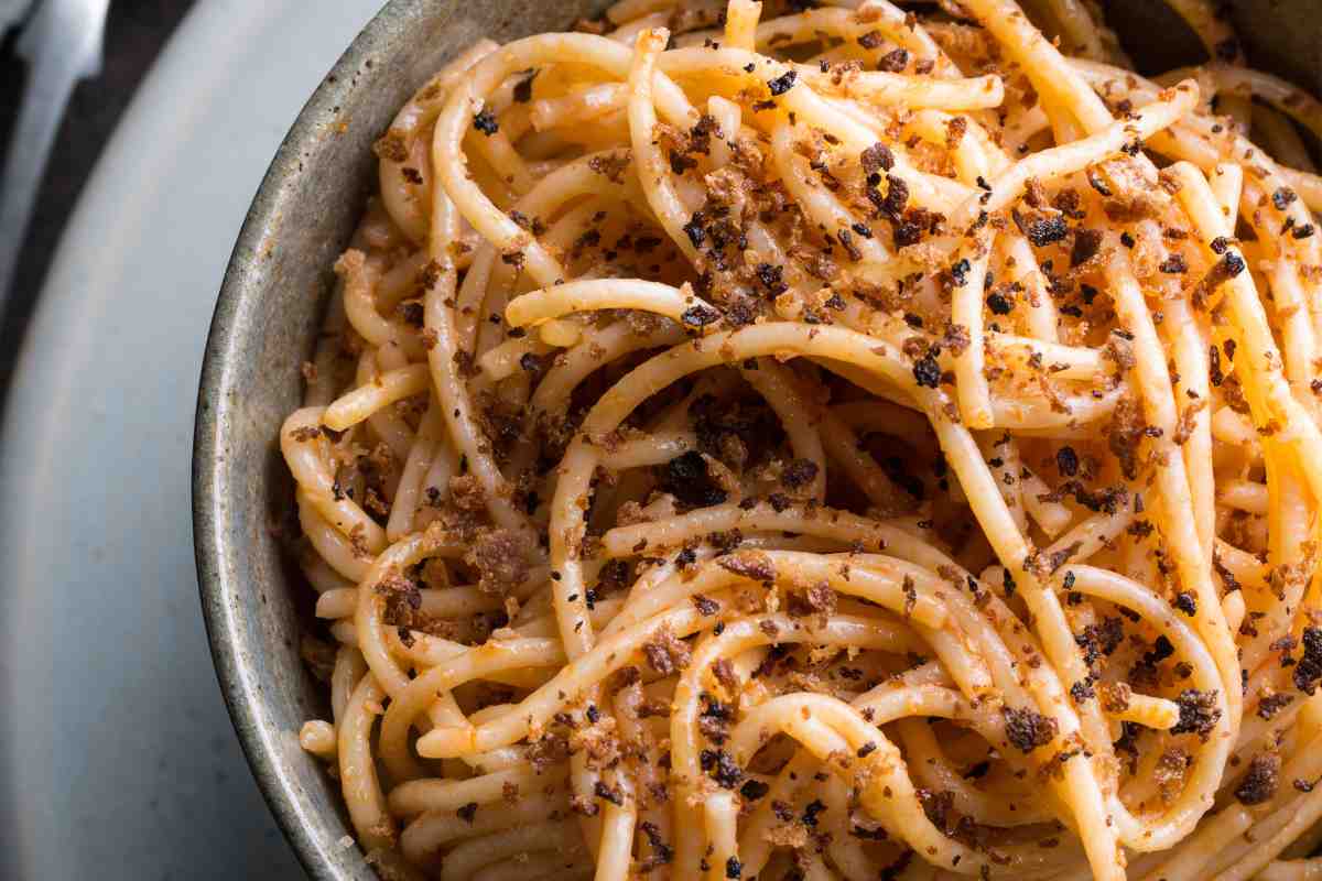 Pasta con alici pangrattato e scorza di limone