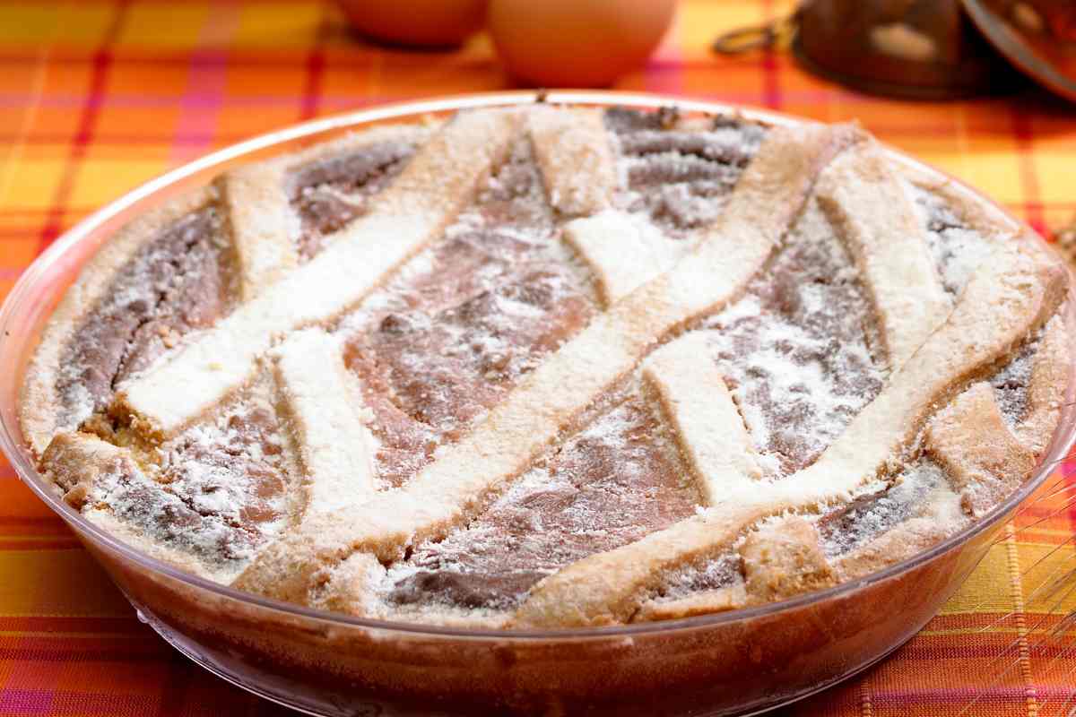 Pastiera al pistacchio su un tavolo di legno sopra un canovaccio arancione