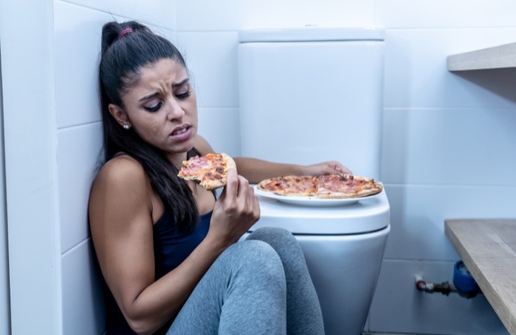 Donna che non controlla l'appetito