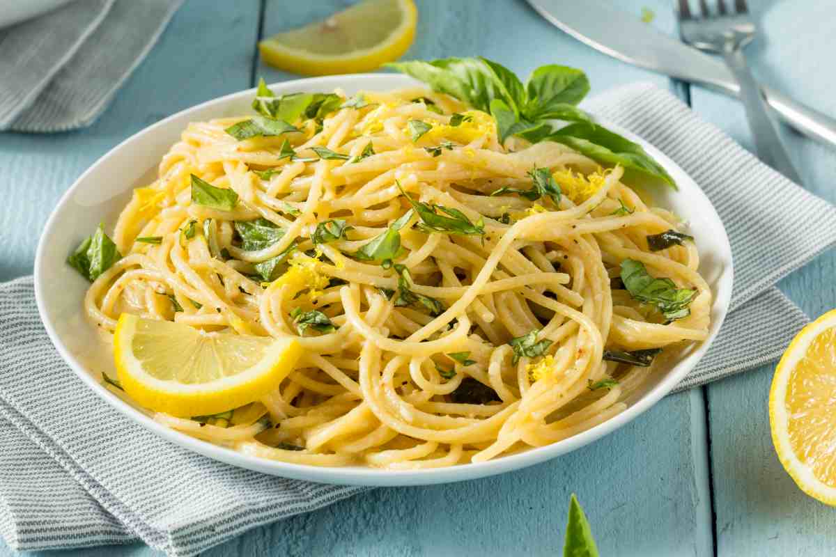 pasta con pesto di limoni in un piatto