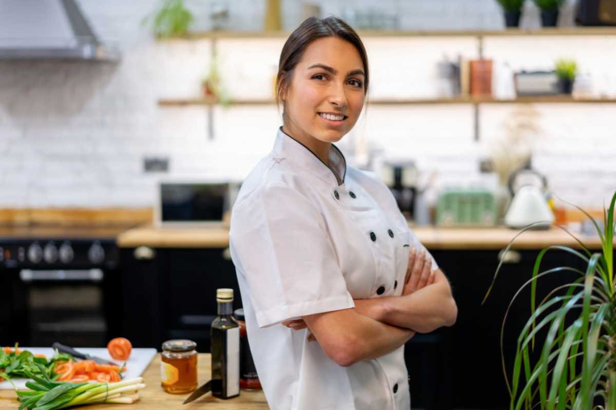 donna in cucina