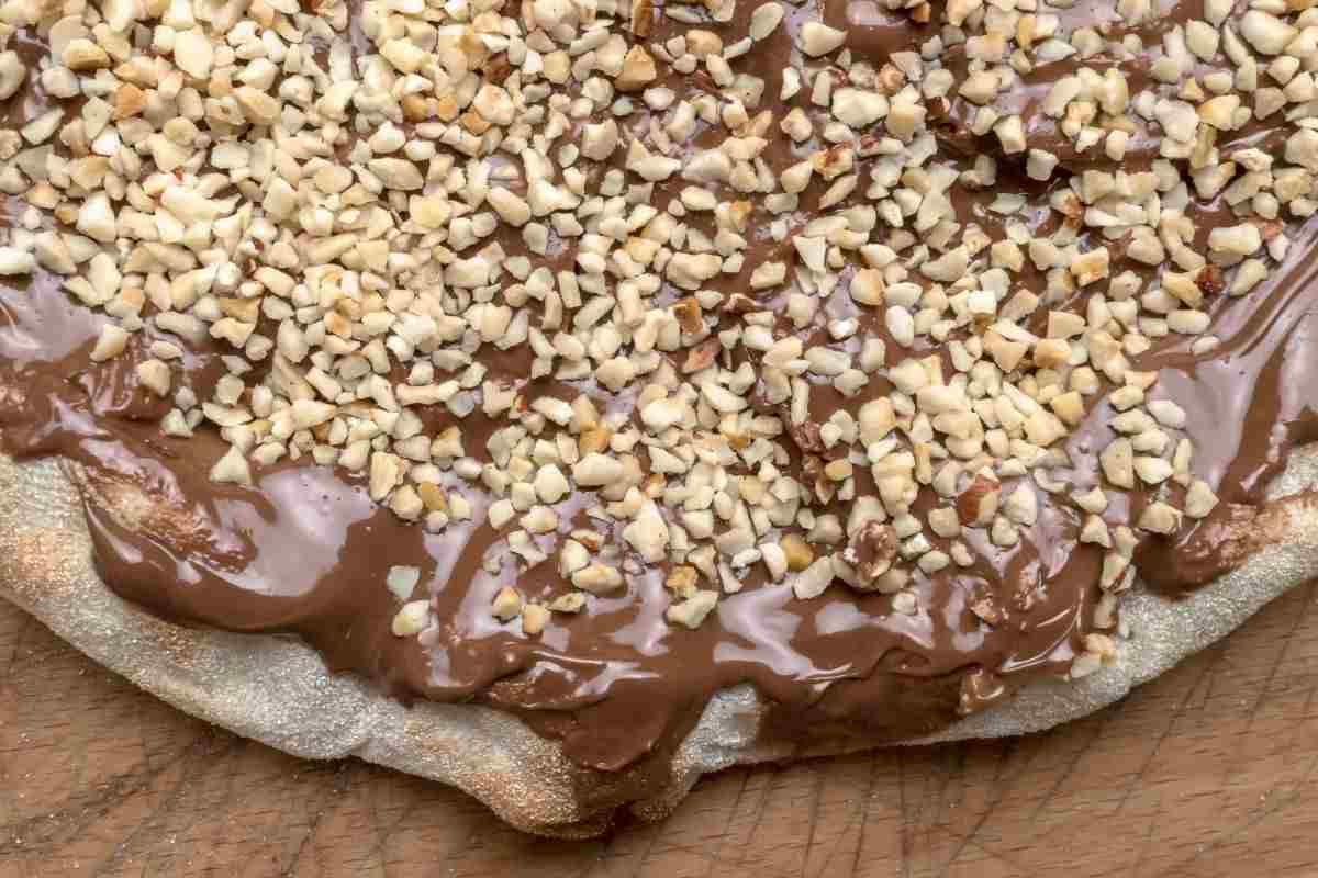 Pizza alla Nutella con granella di nocciola