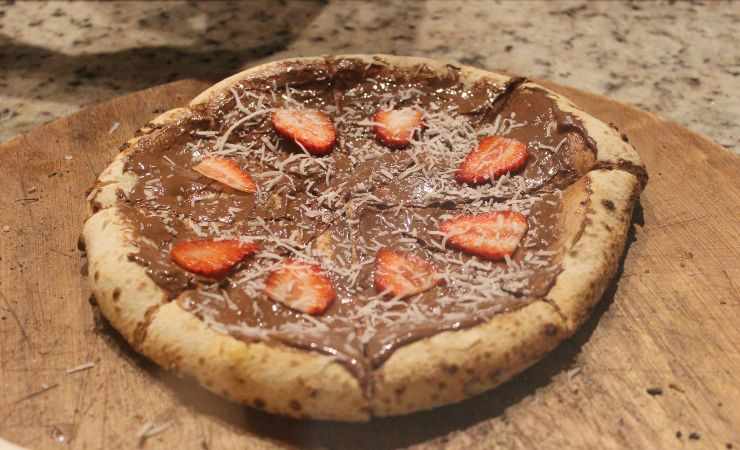 Pizza alla nutella e fragole tagliate