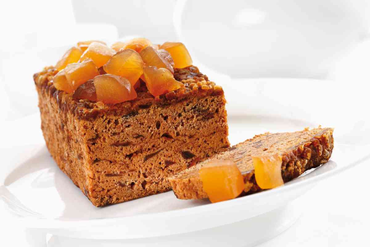 Plumcake allo zenzero caramellato a fette in un piatto