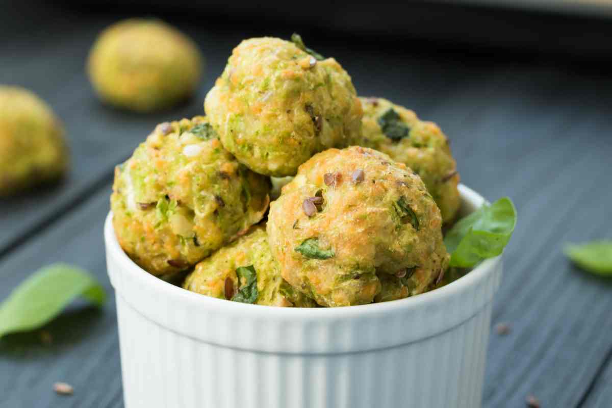 Polpette di zucchine e menta in una ciotola