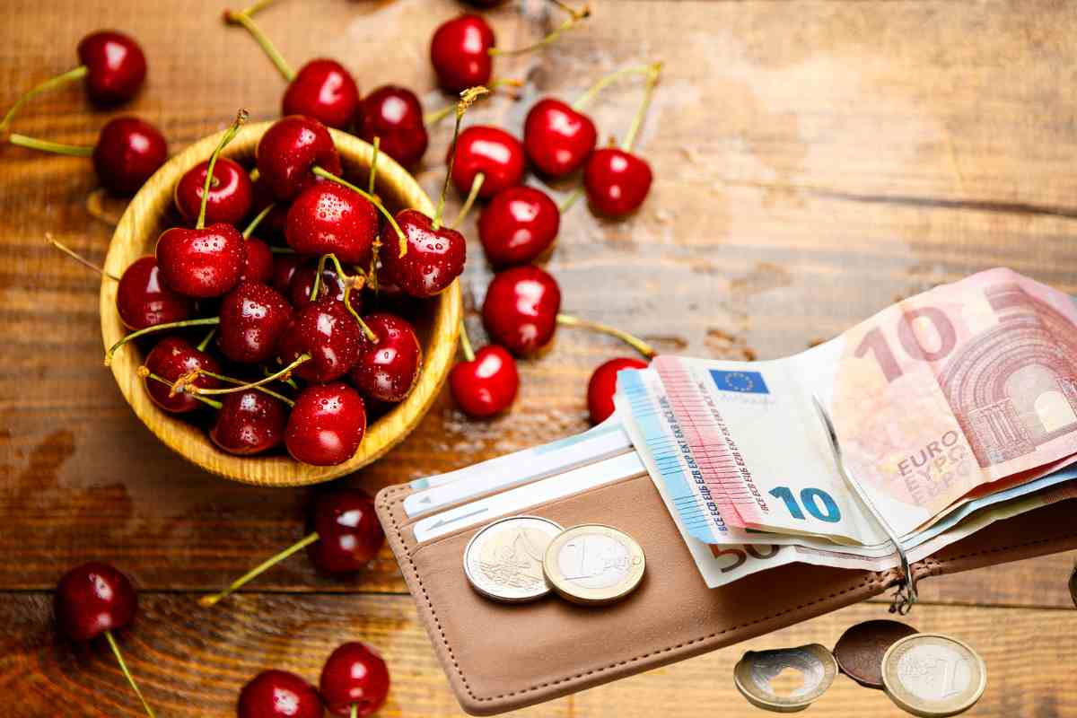 Ciliegie e soldi in euro
