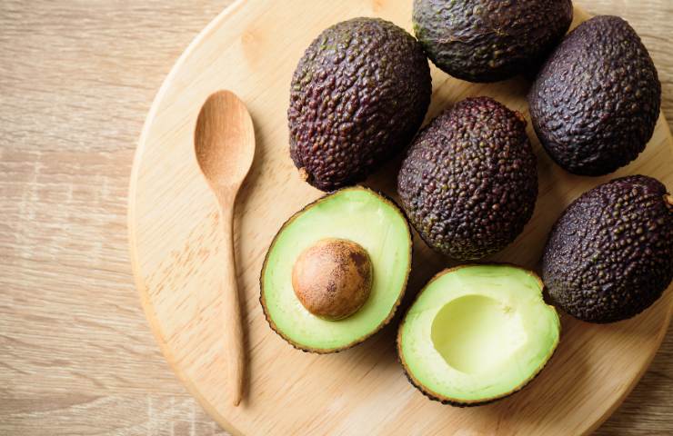 Avocado su tavolo
