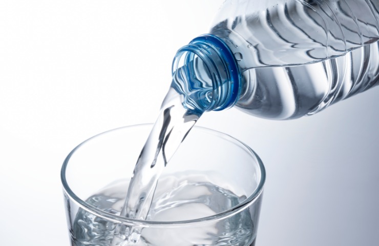 Bicchiere d'acqua in bottiglia