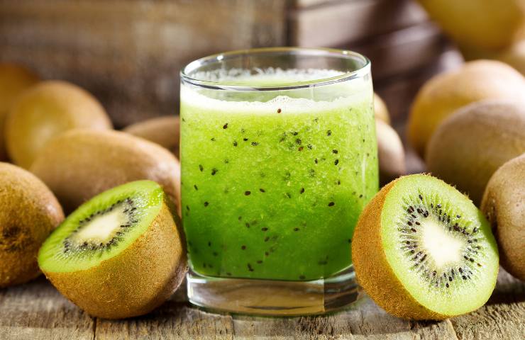 Kiwi frullato e kiwi interi
