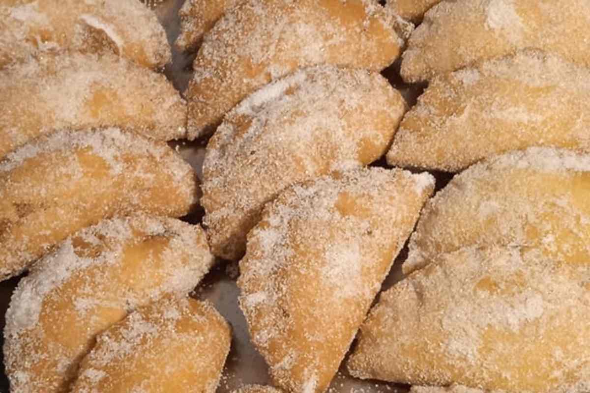 vassoio con ravioli fritti ripieni di ricotta coperti di zucchero
