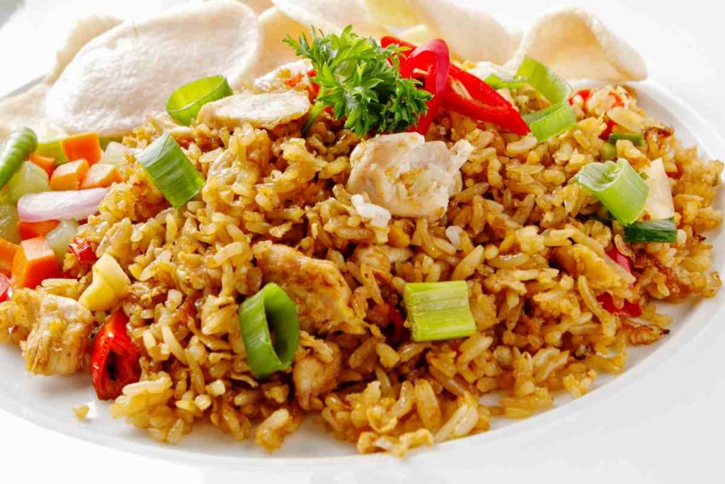 primo piano di un piatto di riso integrale con le verdure