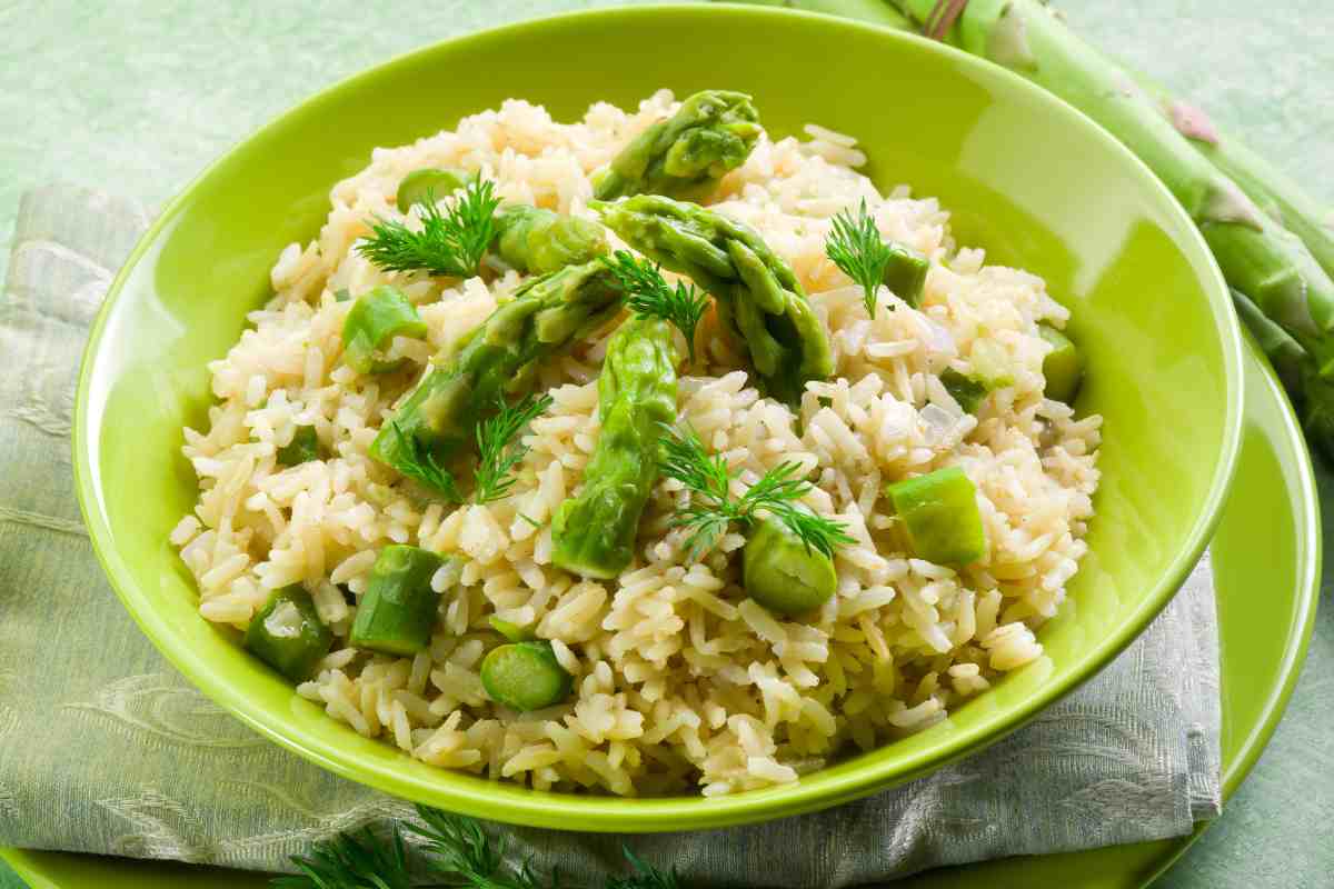 ciotola con risotto agli asparagi