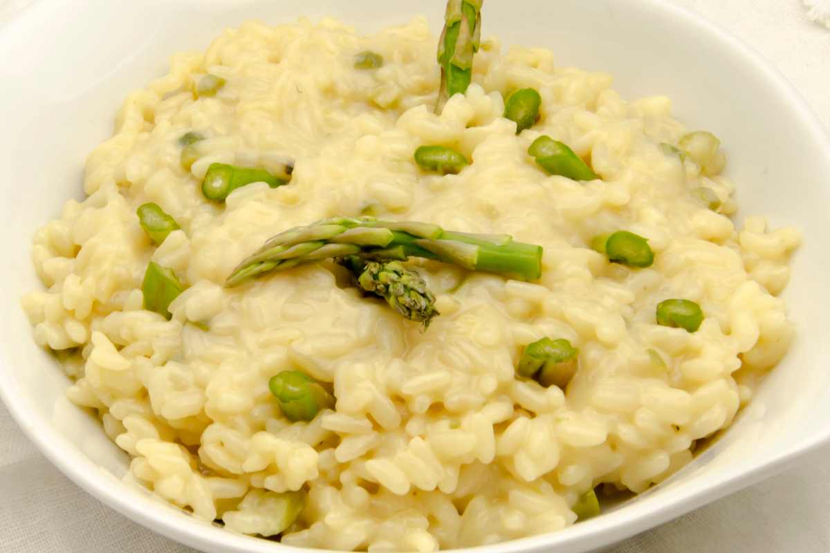 un piatto di risotto asparagi e gorgonzola