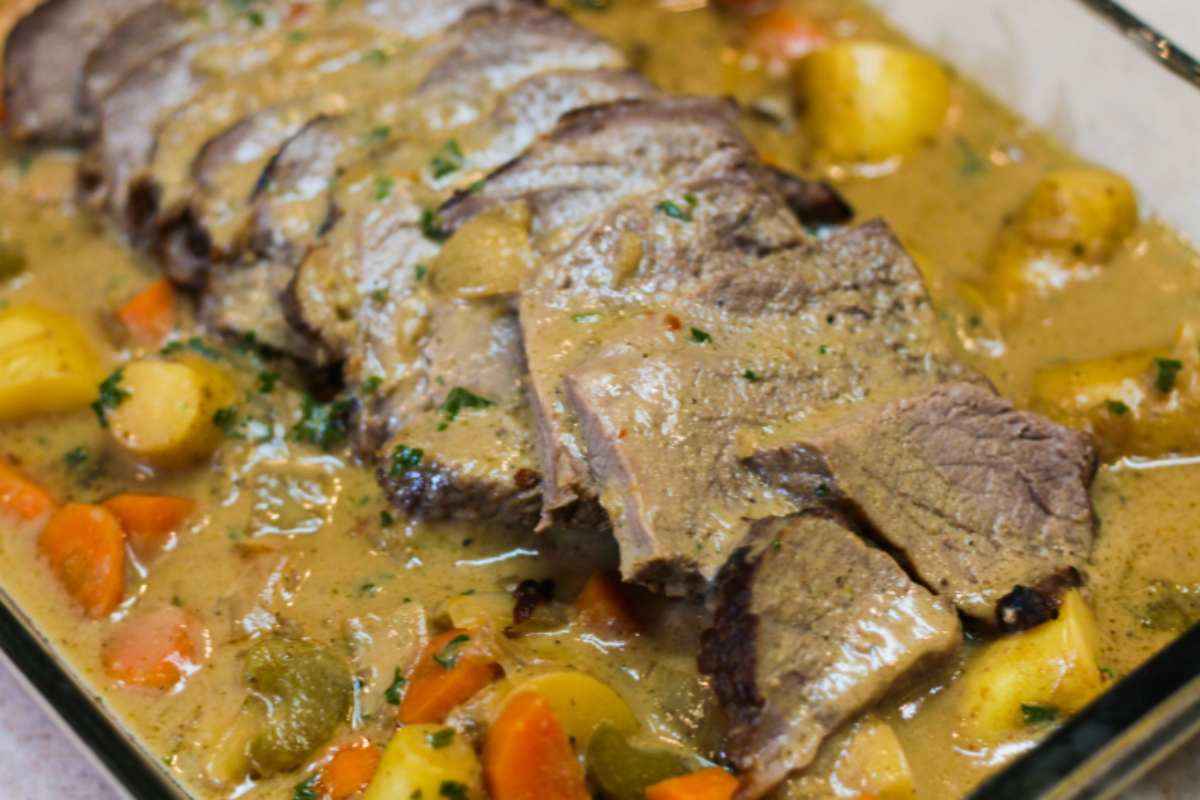 carne roast beef in una teglia con sugo