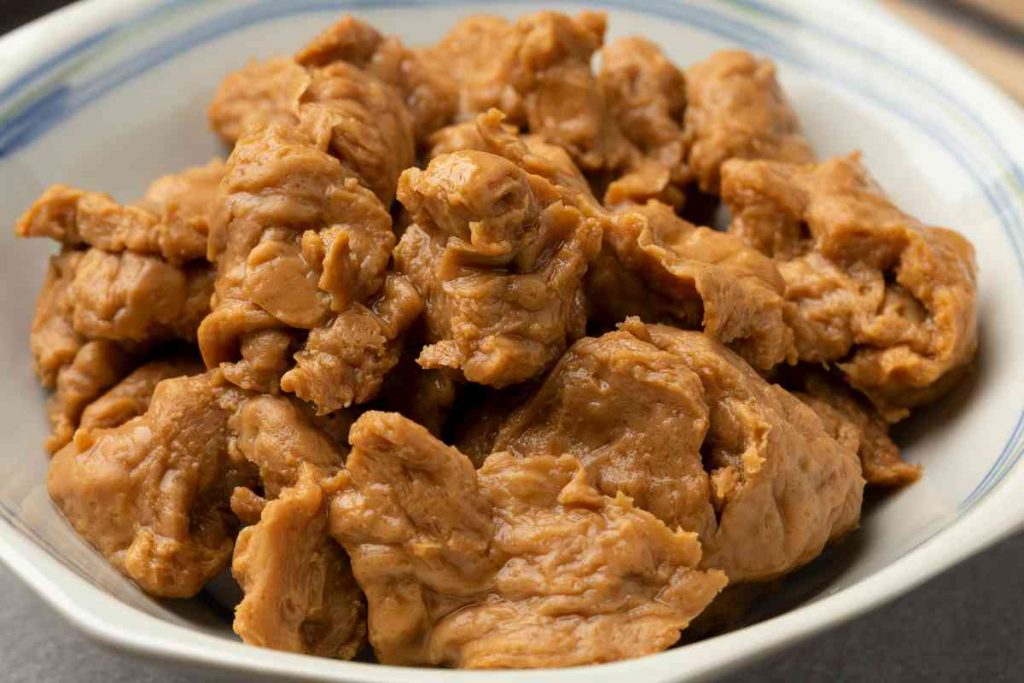 pezzi di seitan in un piatto