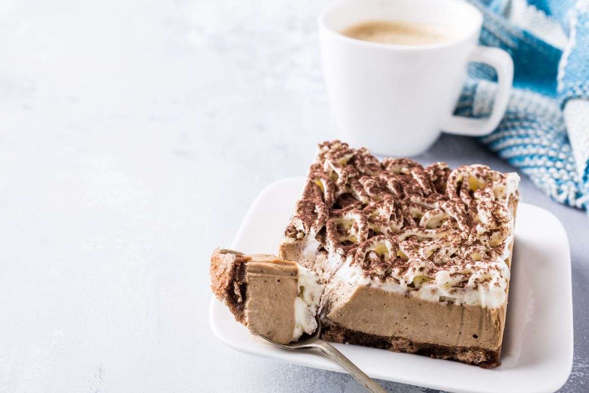 Semifreddo adagiato su un piatto e tazzina di caffè