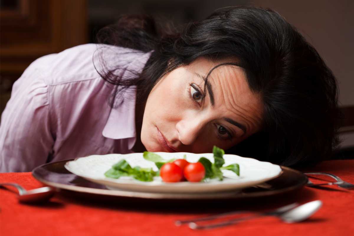 Donna che rinuncia agli zuccheri