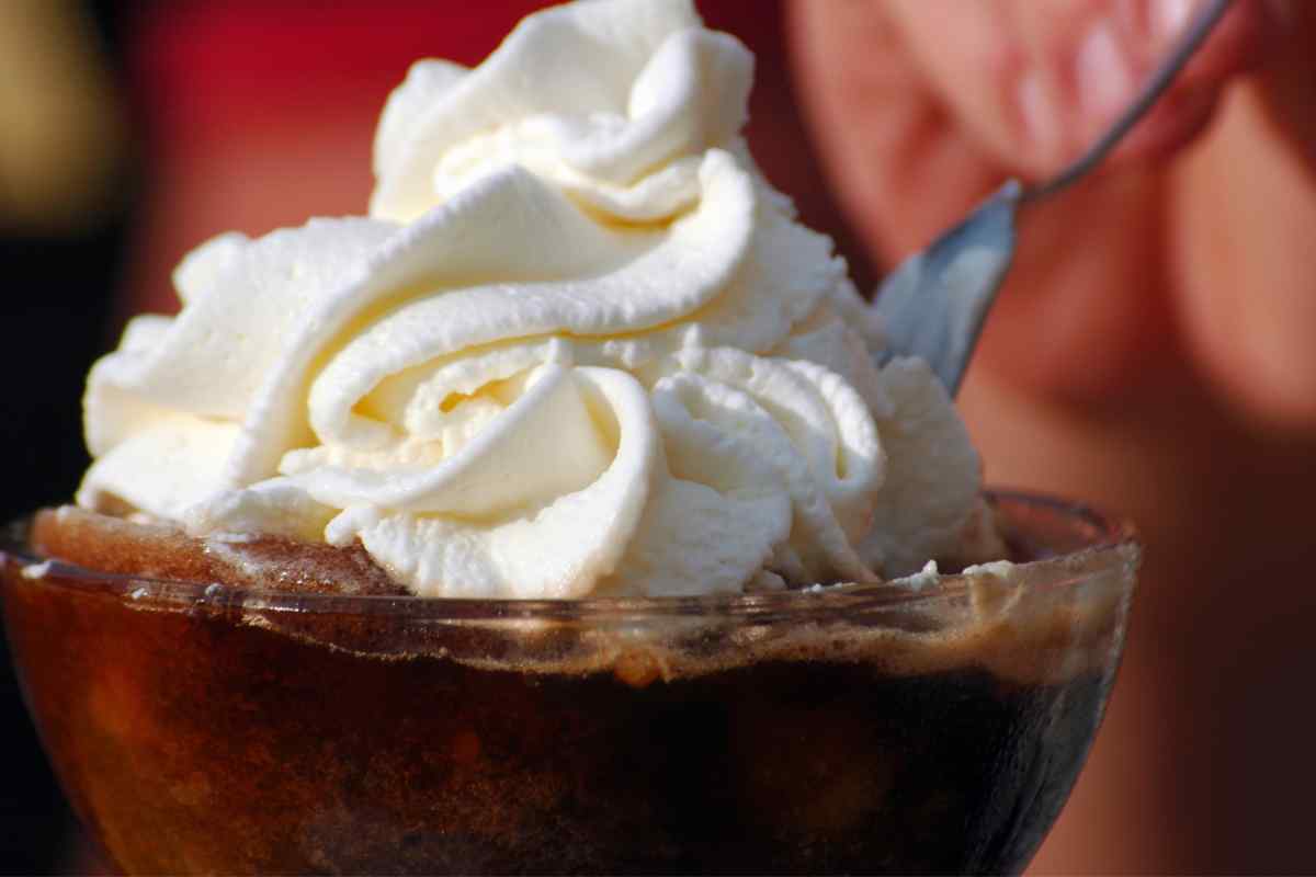 Sorbetto al caffè con panna montata in una coppa