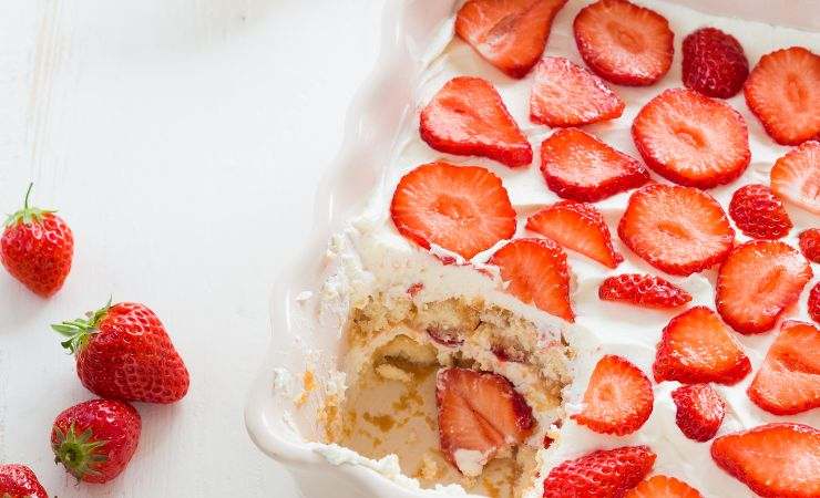 Tiramisù in un vassoio e fragole fresche