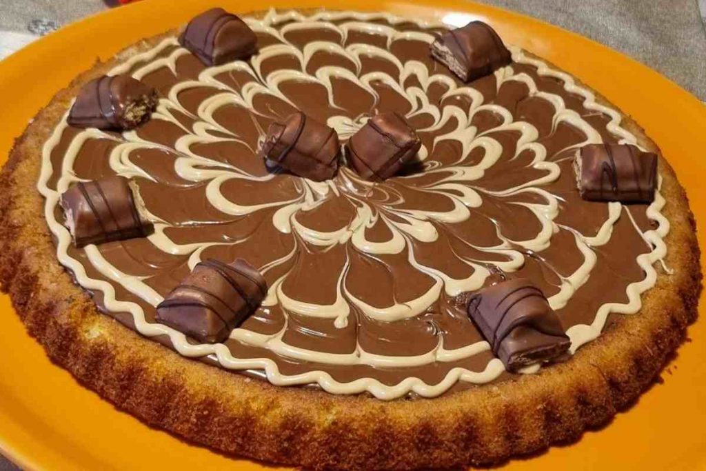 Torta Kinder Bueno in un vassoio