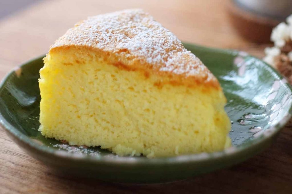 Spicchio di torta alla ricotta e yogurt senza farina in un piatto
