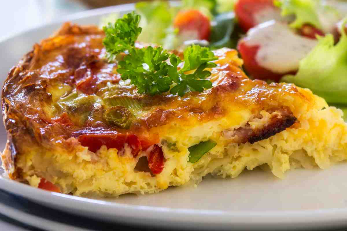 Fetta di torta di patate con i peperoni in un piatto