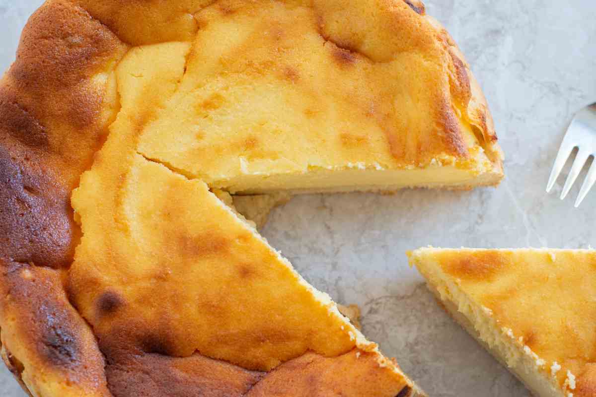 Sofficissima come una piuma e cremosa, ma non è una cheesecake, il suo punto di forza è che è una torta senza glutine golosissima