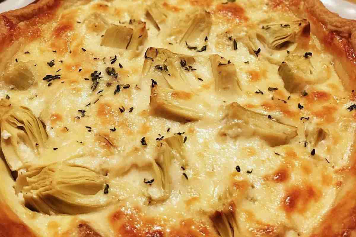 Torta rustica di sfoglia con carciofi e scamorza vista da vicino