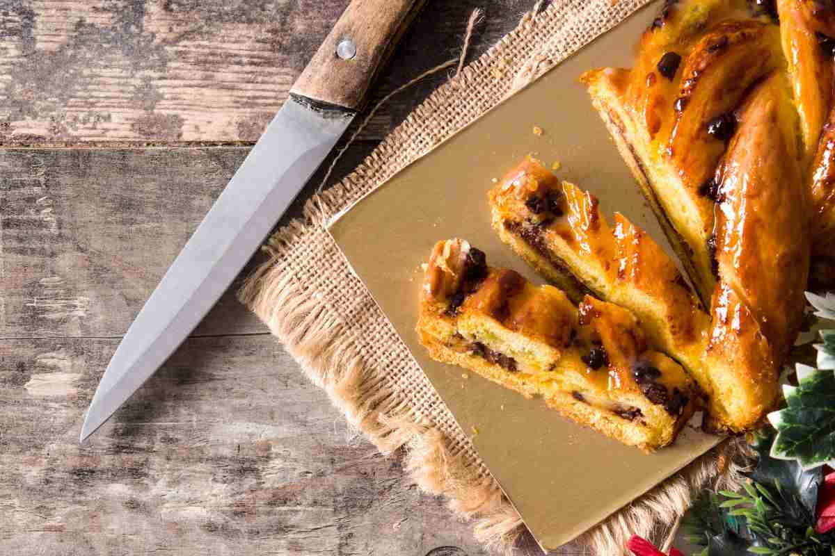 Treccia alla Nutella adagiata sul tavolo e coltello