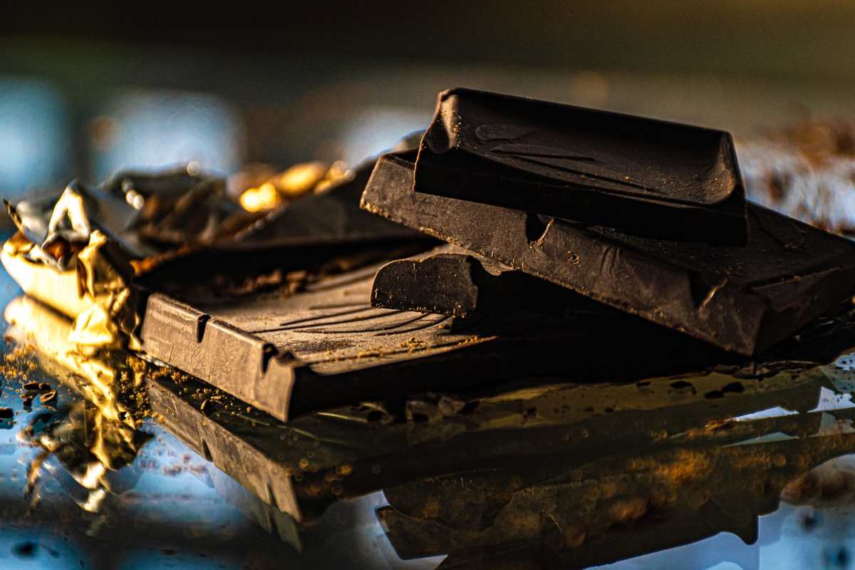 tavolette di cioccolato sopra ad un tavolo