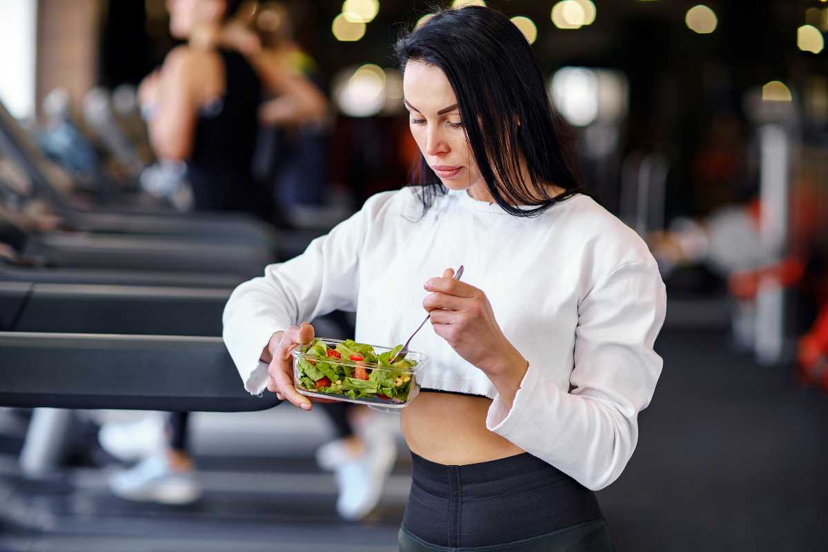 ragazza che mangia insalata