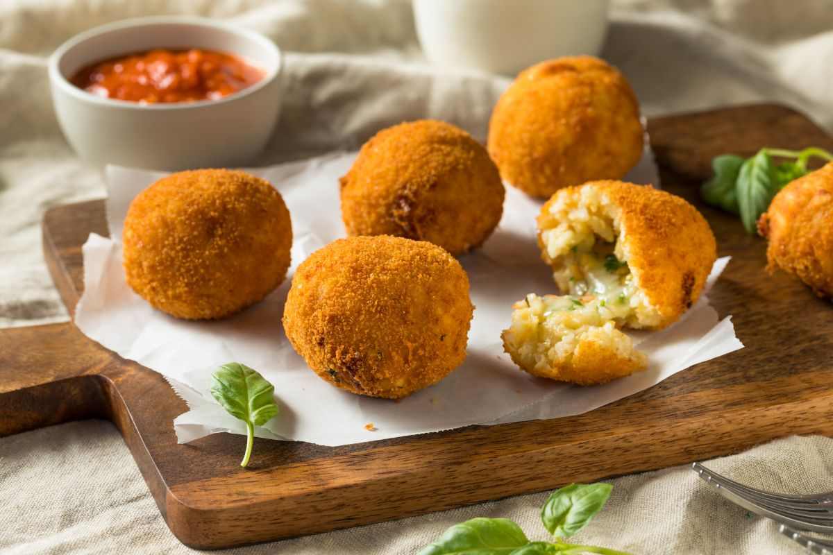 arancini su tagliere