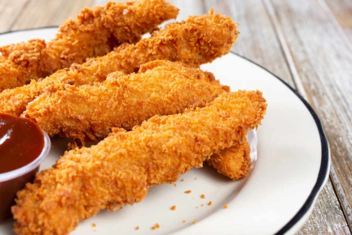 bastoncini dorati in un piatto