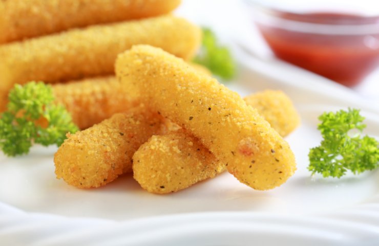 diversi bastoncini fritti in un piatto